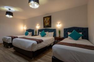 Postel nebo postele na pokoji v ubytování Hotel Rojas Inn