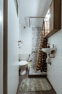 un baño con inodoro y lavabo en Coastal Apartment 1, en Stavros