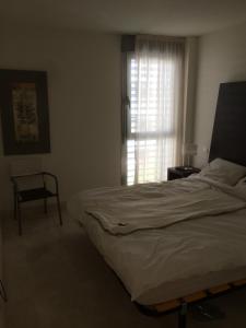 Un dormitorio con una cama grande y una ventana en Punta Paloma 2142, en Manilva