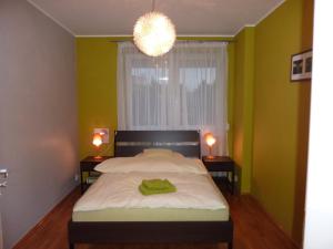 ポズナンにあるSoul Houseのベッドルーム1室(緑の壁のベッド1台、シャンデリア付)