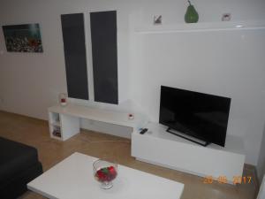 TV a/nebo společenská místnost v ubytování 2105-Apt 2 bedrooms, on the beach, port view, pool
