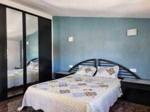 Posteľ alebo postele v izbe v ubytovaní Villa Aquamarina 600 m vom Meer, Casa in Miami Platja, Ferienhaus mit Garten, WLAN, Garage, Terrasse, Grill