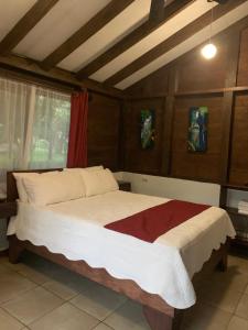 a bedroom with a large bed in a room at Hotel Colinas del Miravalles in Hacienda Guayabo