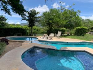 Kolam renang di atau di dekat Colinas del Miravalles Hotel & Hot Springs