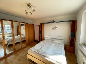 Ein Bett oder Betten in einem Zimmer der Unterkunft Spacious 3bd top floor flat close to lake (103m²)