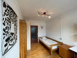 ein Schlafzimmer mit einem Bett in der Zimmerecke in der Unterkunft Spacious 3bd top floor flat close to lake (103m²) in Klagenfurt am Wörthersee