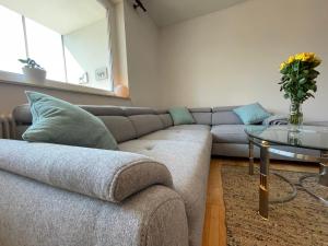 Ein Sitzbereich in der Unterkunft Spacious 3bd top floor flat close to lake (103m²)