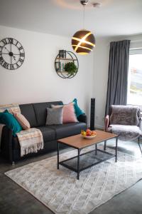 a living room with a black couch and a coffee table at Rieslingresidenz in Traben-Trarbach