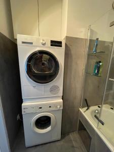 eine Waschmaschine und eine Waschmaschine im Bad in der Unterkunft Spacious 3bd top floor flat close to lake (103m²) in Klagenfurt am Wörthersee