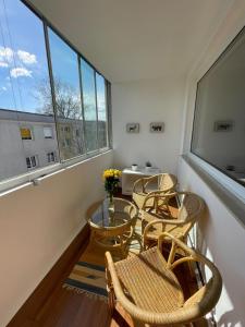 Ein Balkon oder eine Terrasse in der Unterkunft Spacious 3bd top floor flat close to lake (103m²)