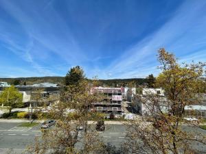 eine Luftaufnahme einer Stadt mit einem Parkplatz in der Unterkunft Spacious 3bd top floor flat close to lake (103m²) in Klagenfurt am Wörthersee