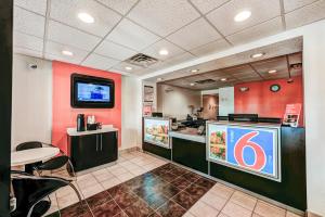 TV a/nebo společenská místnost v ubytování Motel 6-Niantic, CT - New London