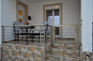 un balcone con 2 sedie e un tavolo in un edificio di G.S. Apartment a Mastichárion