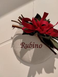 een rode bloem op een rots met het woord rufino bij Le Case di Sonia TRE GEMME RUBINO Fucecchio in Fucecchio