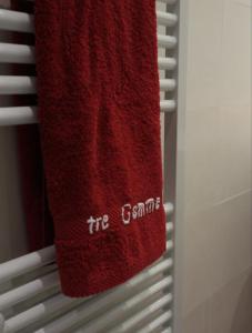 une serviette rouge avec les mots qu'il conserve sur un casier dans l'établissement Le Case di Sonia TRE GEMME RUBINO Fucecchio, à Fucecchio