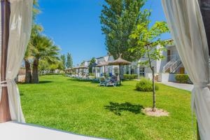 Vonkajšia záhrada v ubytovaní Serenity Apartments
