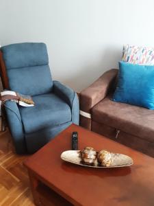 A seating area at Sellamante2