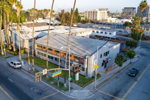 una vista aérea de una calle de la ciudad con un edificio en La Mirage Inn - Hollywood en Los Ángeles