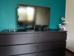 Televízia a/alebo spoločenská miestnosť v ubytovaní Wisienka