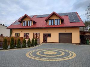 a house with solar panels on the roof at Pokoje U lalusia in Muszyna