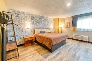 Un pat sau paturi într-o cameră la La Mirage Inn - Hollywood