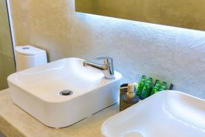 Uma casa de banho em Senses Suites