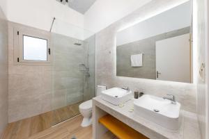 Uma casa de banho em Senses Suites