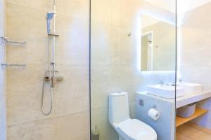 Uma casa de banho em Senses Suites