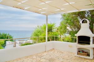 une vue sur l'océan depuis le balcon d'une maison dans l'établissement Appartamento BelMar, à Marina San Gregorio