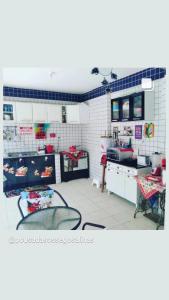 una camera con cucina con piano di lavoro di Pousada Sossego Salinas a Salinópolis
