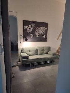 eine Couch in einem Wohnzimmer mit einer Karte an der Wand in der Unterkunft Apartman Dux 2 in Karlovac