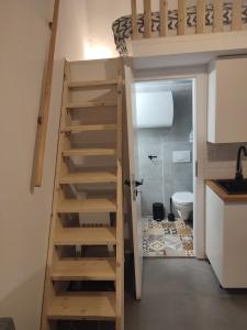 uma cama alta com uma escada na casa de banho em Apartman Dux 2 em Karlovac
