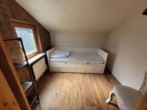 niewielka sypialnia z łóżkiem i oknem w obiekcie Ferienbutze w mieście Molbergen