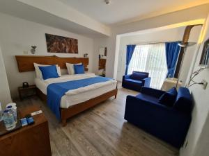 Кровать или кровати в номере Rebetiko Hotel