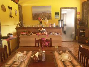 a dining room with a table and a kitchen at Pousada Campestre Cunha-SP in Cunha +28 photos