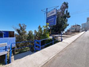 un cartello per una clinica odontoiatrica sul ciglio di una strada di Cabañas Al Mar a Viña del Mar