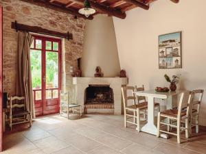 ein Wohnzimmer mit einem Tisch und einem Kamin in der Unterkunft Fabrica in Vamos