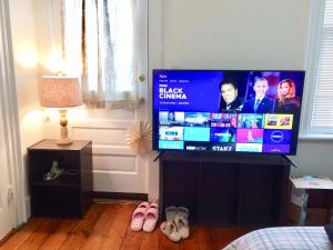uma sala de estar com uma televisão de ecrã plano num suporte em Comfortable Whole Apartment 1 Bed 1 Bath at Harvard-MIT em Cambridge