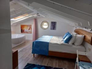 Кровать или кровати в номере Rebetiko Hotel +37 фотографий