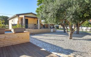 ein Haus mit Bäumen und einem Gehweg im Hof in der Unterkunft Villetta Gaia in Marina di Ragusa
