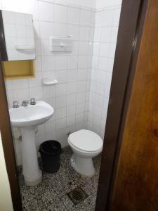 y baño con aseo y lavamanos. en Lo de Marta, en Salta