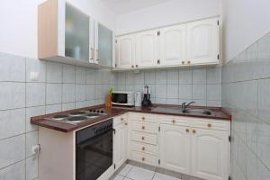 Dapur atau dapur kecil di Apartments and rooms with parking space Selce, Crikvenica - 2362
