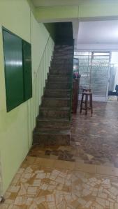 una scala in un edificio con scala di Casa de Temporada Ubirajara a Aparecida