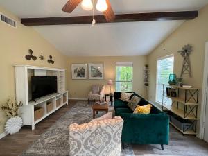 a living room with a couch and a tv at 2 BDRM Treehouse Hideout- Lake Conroe with Boat ramp in Montgomery