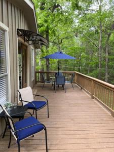 Balkón nebo terasa v ubytování 2 BDRM Treehouse Hideout- Lake Conroe with Boat ramp