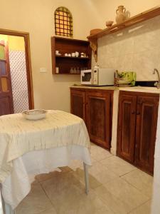 Cuina o zona de cuina de 2 bedrooms apartement with city view terrace and wifi at Tunis 4 km away from the beach