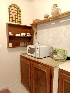 Una cocina o zona de cocina en 2 bedrooms apartement with city view terrace and wifi at Tunis 4 km away from the beach