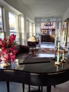 a living room with a couch and a table at Hotel Boutique Grand Cru in Santa Cruz