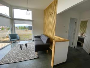 uma sala de estar com um sofá e uma mesa em CABAÑAS PAMPAS AUSTRALES em Puerto Natales