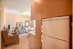 een keuken met een koelkast en een woonkamer bij Apartment Filomena in Primošten
